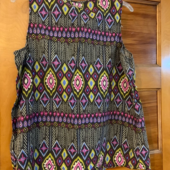 Izod Multicolor Geometric Pattern Top - Picture 3 of 3